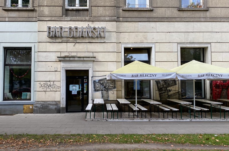 Bary mleczne w Warszawie – przewodnik 2026: najlepsze, najtańsze i najbardziej kultowe miejsca warsaw restaurants bar gdanski exterior l